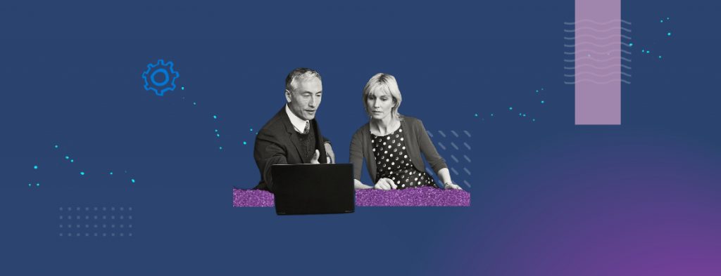 Ein Mann und eine Frau schauen auf einen Laptop, Bild ist auf einem blauen und lila Hintergrund