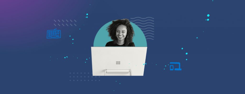 Uma mulher sorri atrás de um computador Microsoft Studio, imagem sobre um fundo azul e roxo