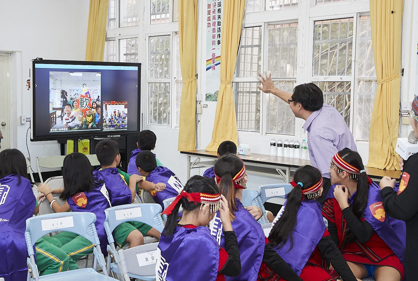 【新聞照片八】樹林國小與長興國小透過Skype視訊，學生相互教學泰雅族語及越南語，體現科技應用將使語言交流更加無遠弗屆！
