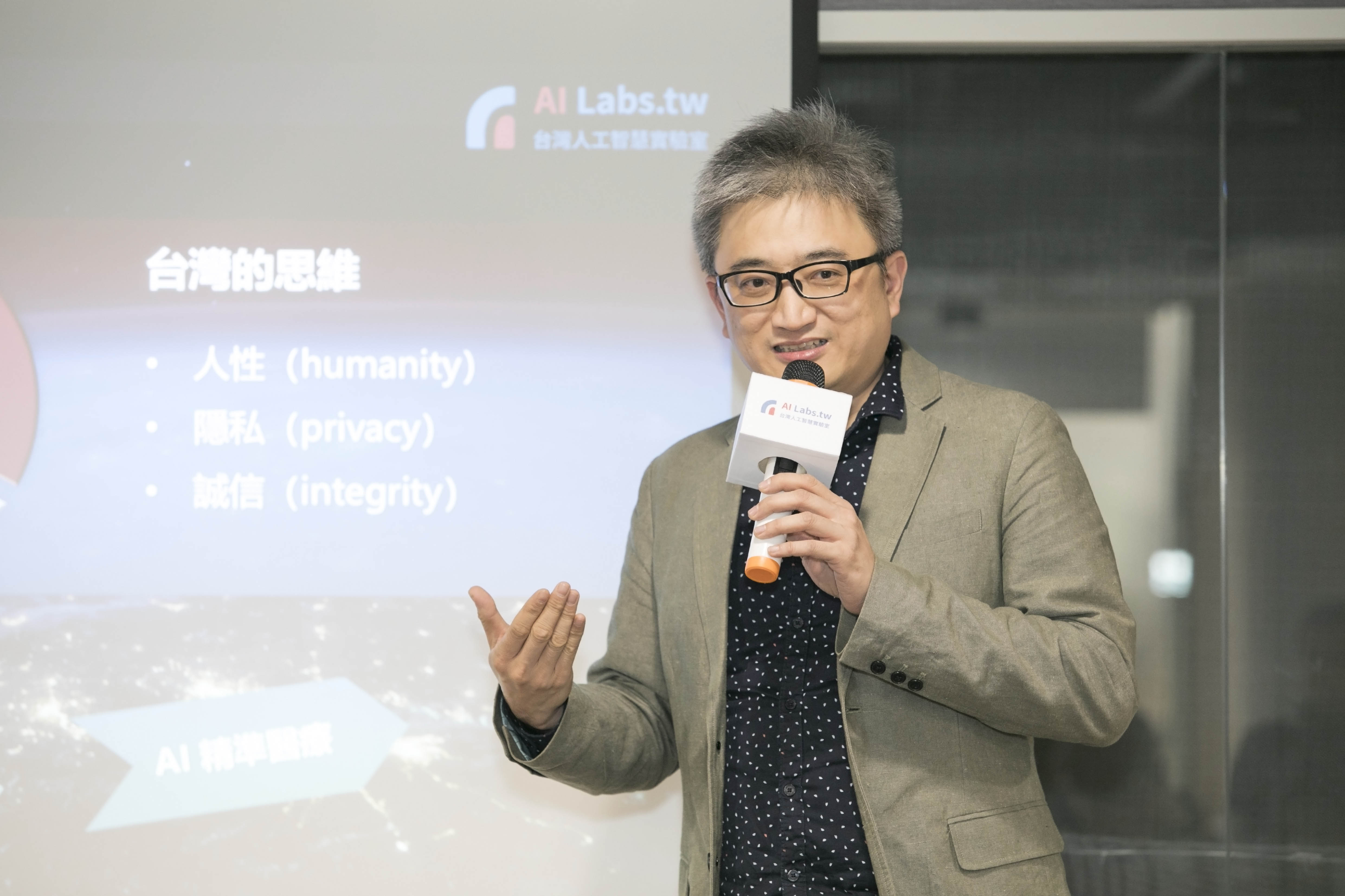 【新聞照片二】：台灣人工智慧實驗室創辦人杜奕瑾表示，希望藉由本次與微軟合作，讓TaiGenomics能發揮台灣的優勢，連結產業利害關係人，透過醫療生態的整合帶動新的生態誕生，進而讓台灣建立世界級的精準醫療生態圈。