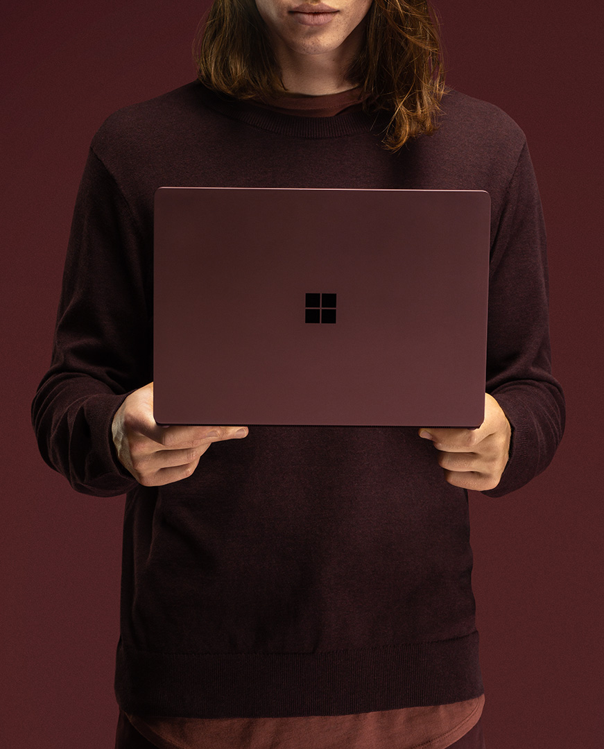 全新Surface Laptop 2流線、輕盈，保留筆電經典外型，並擁有相較前一代提升85% 的效能，共有白金、酒紅、鈷藍和全新墨黑色等四色可供選擇，不僅是一台筆記型電腦，更是一種時尚宣言！ 