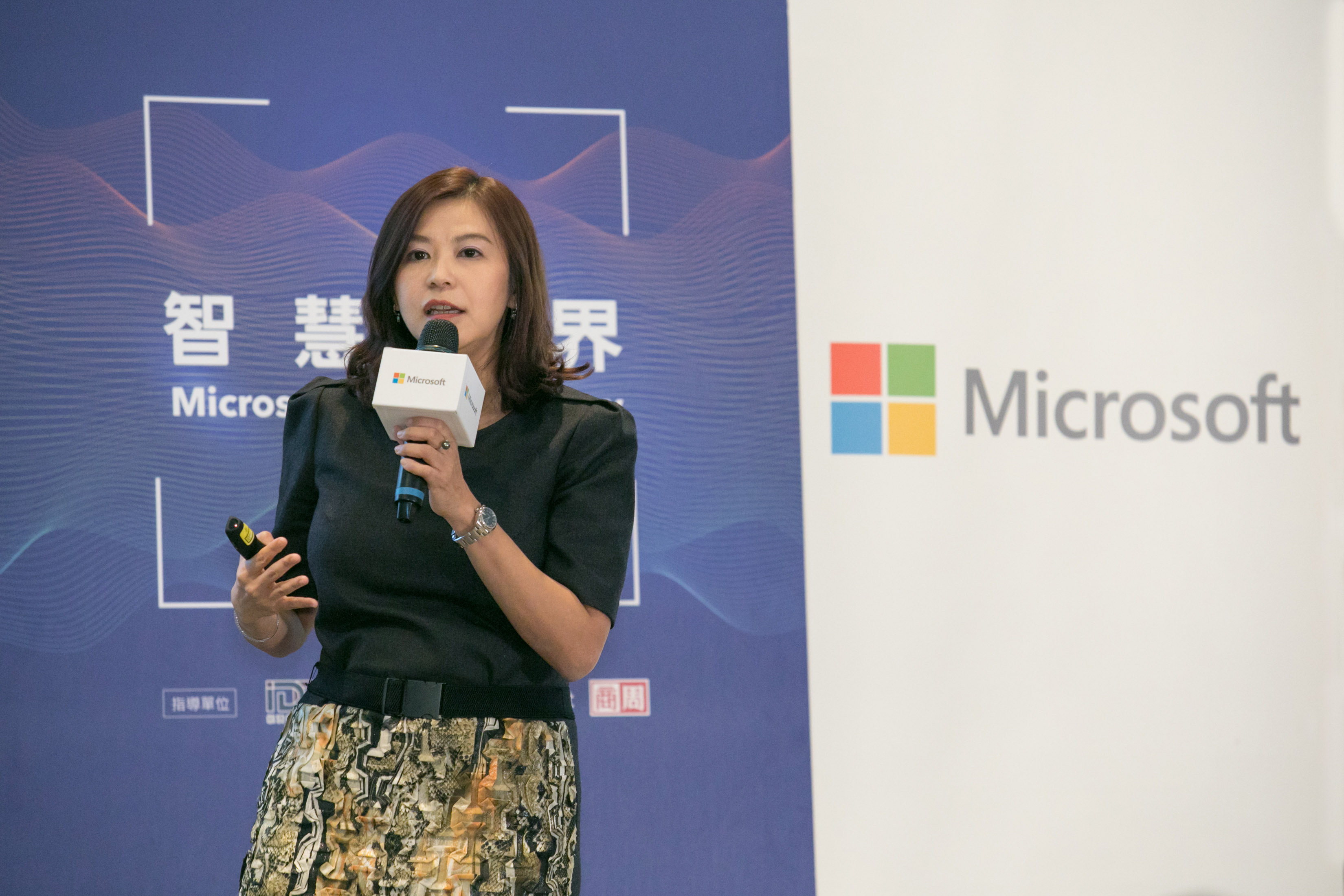 【新聞照片一】台灣微軟號召橫跨各大產業的在地合作夥伴與客戶，正式啟動「AI 100計畫」。台灣微軟首席營運長何虹博士表示，微軟承諾將提供技術資源、專家團隊、以及整個夥伴生態系的扶持，加速台灣產業全面數位轉型。