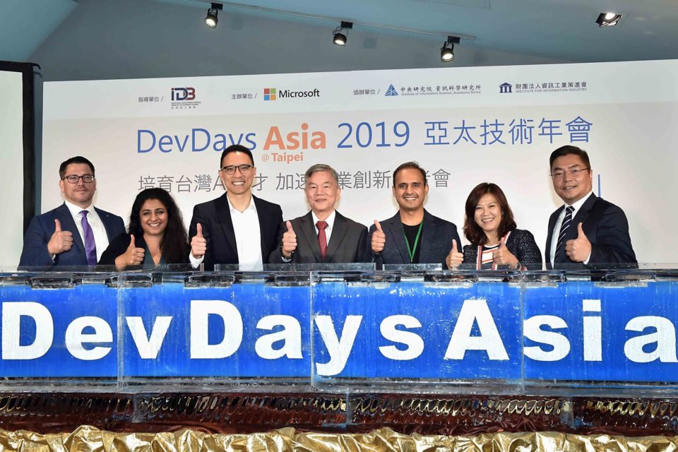 微軟DevDays Asia 2019亞太技術年會於今（21）日盛大揭幕，為期三天在中研院人文社會科學館舉辦，邀請國內外專家分享微軟AI、資料分析、Office 365 開發與產業解決方案、企業生產力、安全防禦和資訊保護、最新技術發展等六大議題與技術。開幕記者會上，微軟與經濟部共同強化培育在地AI人才成為接軌產業的AI即戰力，助企業挖掘全新智慧商機。圖左至右為微軟全球Office生態系資深產品行銷經理Daniel Canning、微軟全球Microsoft 365產品總監暨董事總經理Kamal Janardhan、台灣微軟總經理孫基康、經濟部部長沈榮津、微軟全球Azure資料專案總監Asad Khan、台灣微軟首席營運長何虹、以及微軟全球助理法務長暨台灣微軟公共暨法律事務部總經理施立成