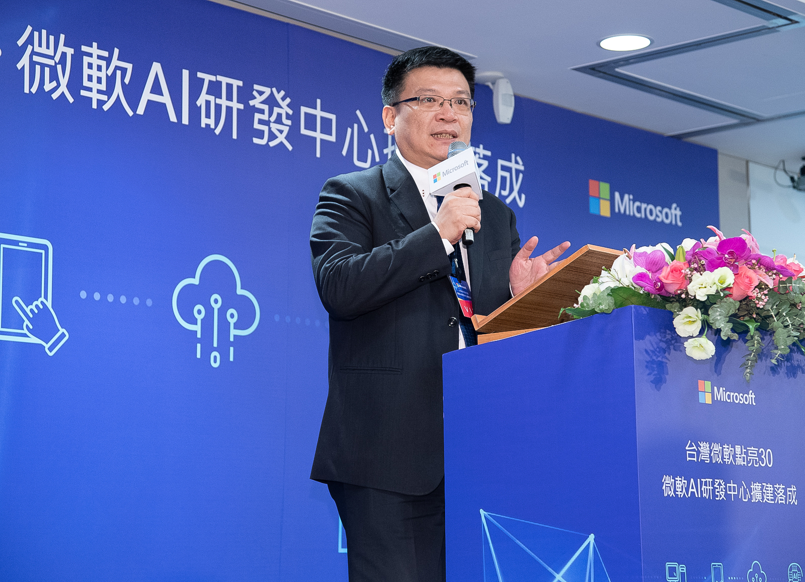 經濟部政務次長曾文生指出，微軟參與台灣產官學的科技合作向來不遺餘力。期待今年微軟AI研發中心擴大編制搬遷至新辦公室後，能帶動台灣AI人才與技術再升級，提升台灣競爭力，實現台灣成為亞太AI人才資源庫的願景