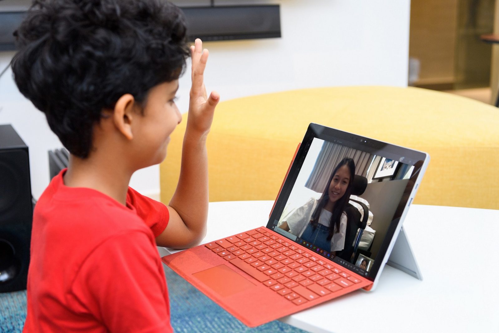 台灣微軟免費提供多元遠距學習解決方案，讓國小至大專院校師生使用 Microsoft Teams 進行遠距學習，並皆擁有完整資安防護。