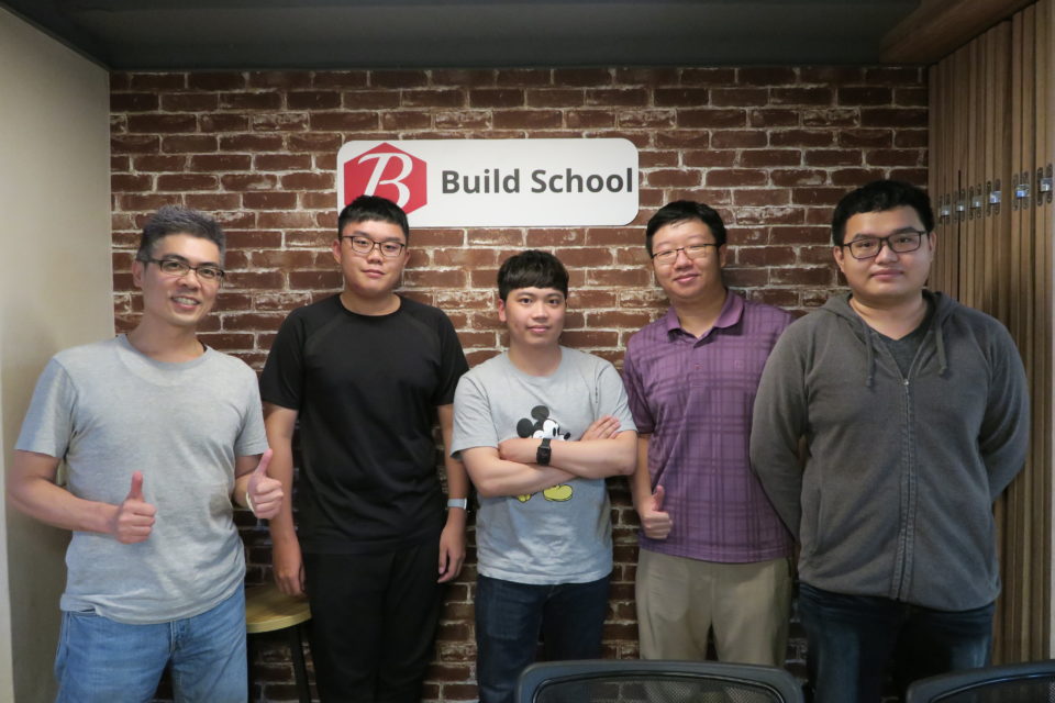 從左至右: Build School 創辦人 吳典璋 Dann / Build School 軟體工程師 王維駿(Jim Wang) / Build School 軟體工程師 黃柏豪(Andy Huang) / Build School 軟體工程師 林奇亨(Henry Lin) / Build School 軟體工程師 邱秉澄(Jimmy Chiu)
