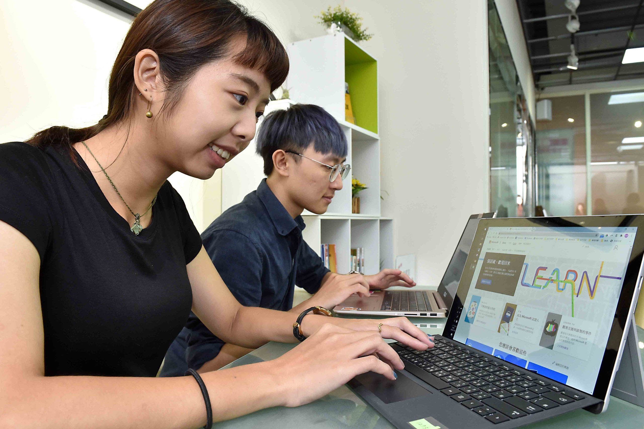 東吳大學學生展示使用Microsoft Learn線上平台，以微軟辦公室應用、數據科學家、AI人工智慧、Azure雲端應用與服務四大領域，學習最新企業人才熱門證照考照課程。