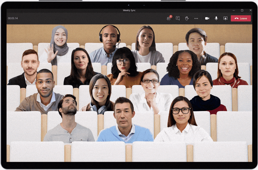 Microsoft Teams新增的共聚模式 (Together mode)，運用AI分割技術，將與會者置入相同的數位背景中，讓會議過程更親近，增進虛擬人際互動感受