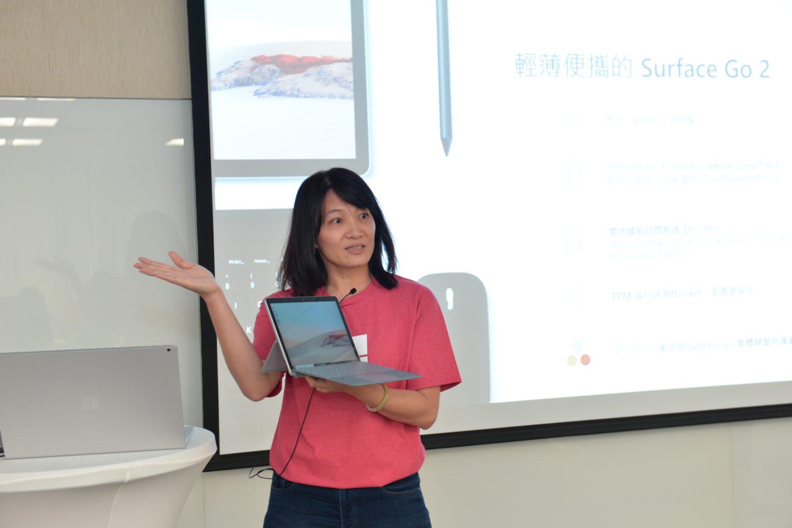 台灣微軟 Surface 事業部產品行銷經理陳思帆現場加映展示全新 Surface Go 2 和 Surface Pro X 二款新機，全方位滿足各式工作需求
