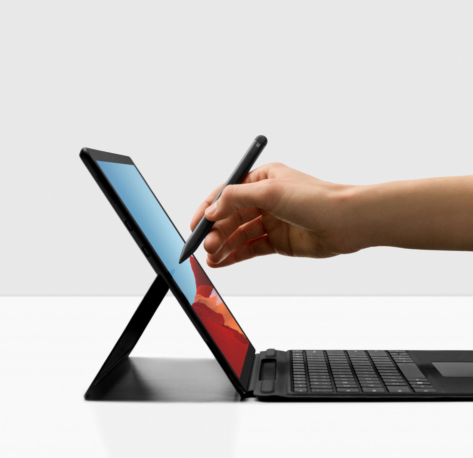 擁有全新SIM卡插槽設計和 LTE Advanced Pro 連線能力的Surface Pro X ，是 Surface Family 中是第一款搭載Arm架構處理器，同時支援 Nano SIM 與 eSIM，以及和Qualcomm共同合作的全新Microsoft SQ1處理器，將可全方位滿足輕辦公、遠距辦公族群，提供高效行動生產力