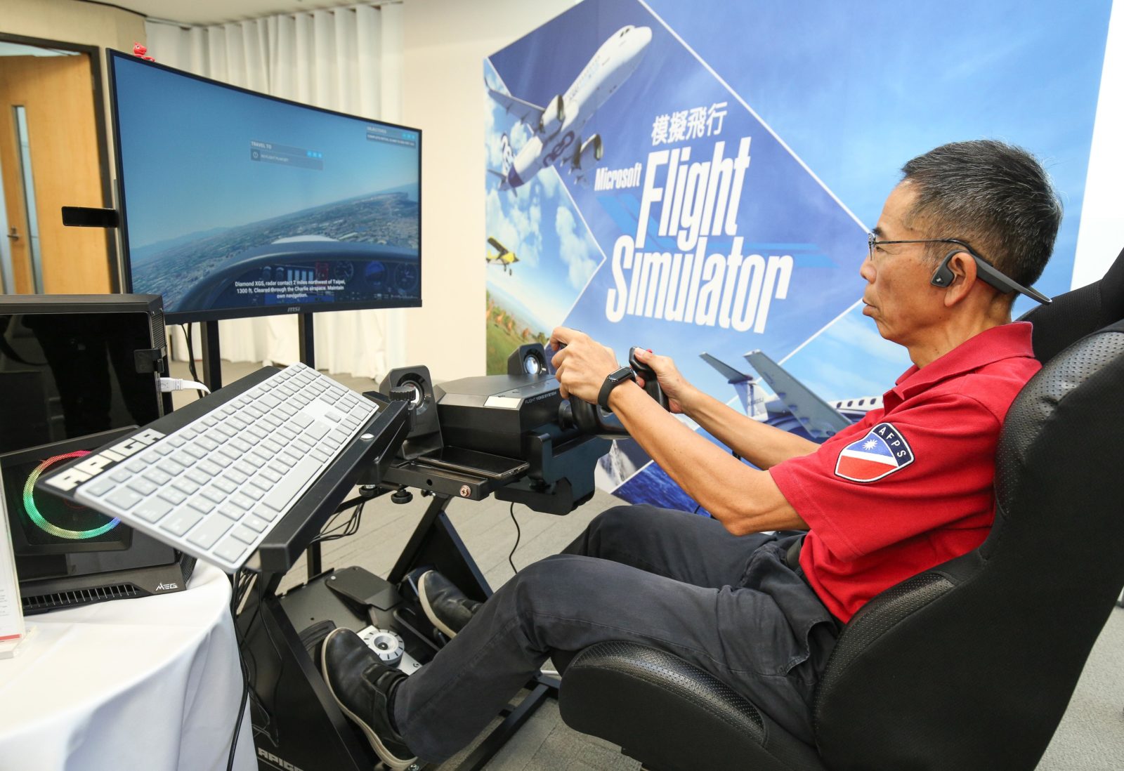 前空軍資深飛行軍官 劉守仁 將軍蒞臨《模擬飛行》上市記者會暨媒體體驗會親身示範如何操控飛機