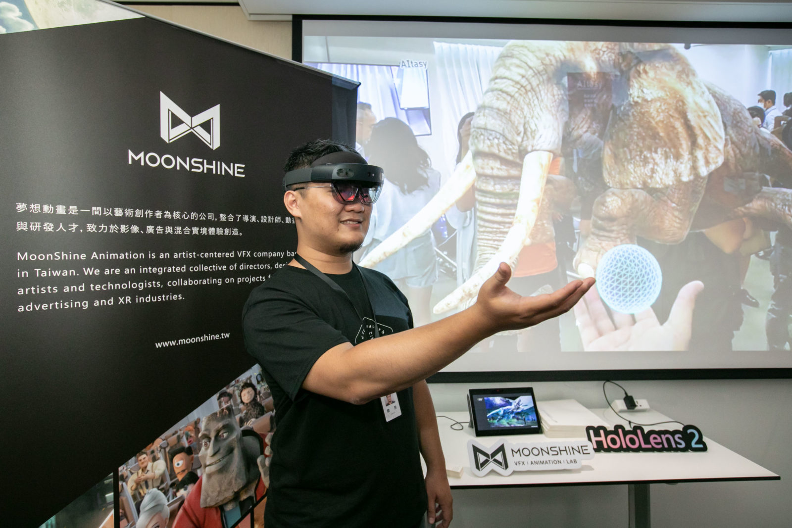 Moonshine夢想動畫以藝術創作結合HoloLens 2，打造沈浸式投影劇場，活動現場夢想動物園爲情境體驗，期為參與者帶來更全面的體驗，提升沈浸娛樂