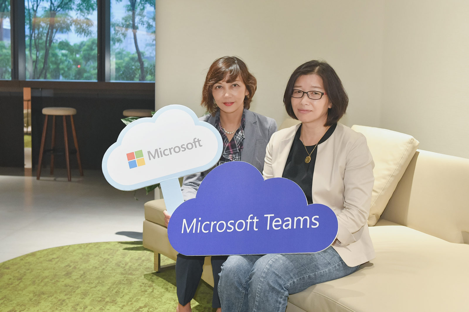 Microsoft Teams協助華碩全面強化行動力、協作力、溝通力與生產力。圖片由左至右為台灣微軟Microsoft 365事業部副總經理陳慧蓉、華碩企業智能數據開發中心處長關麗美。