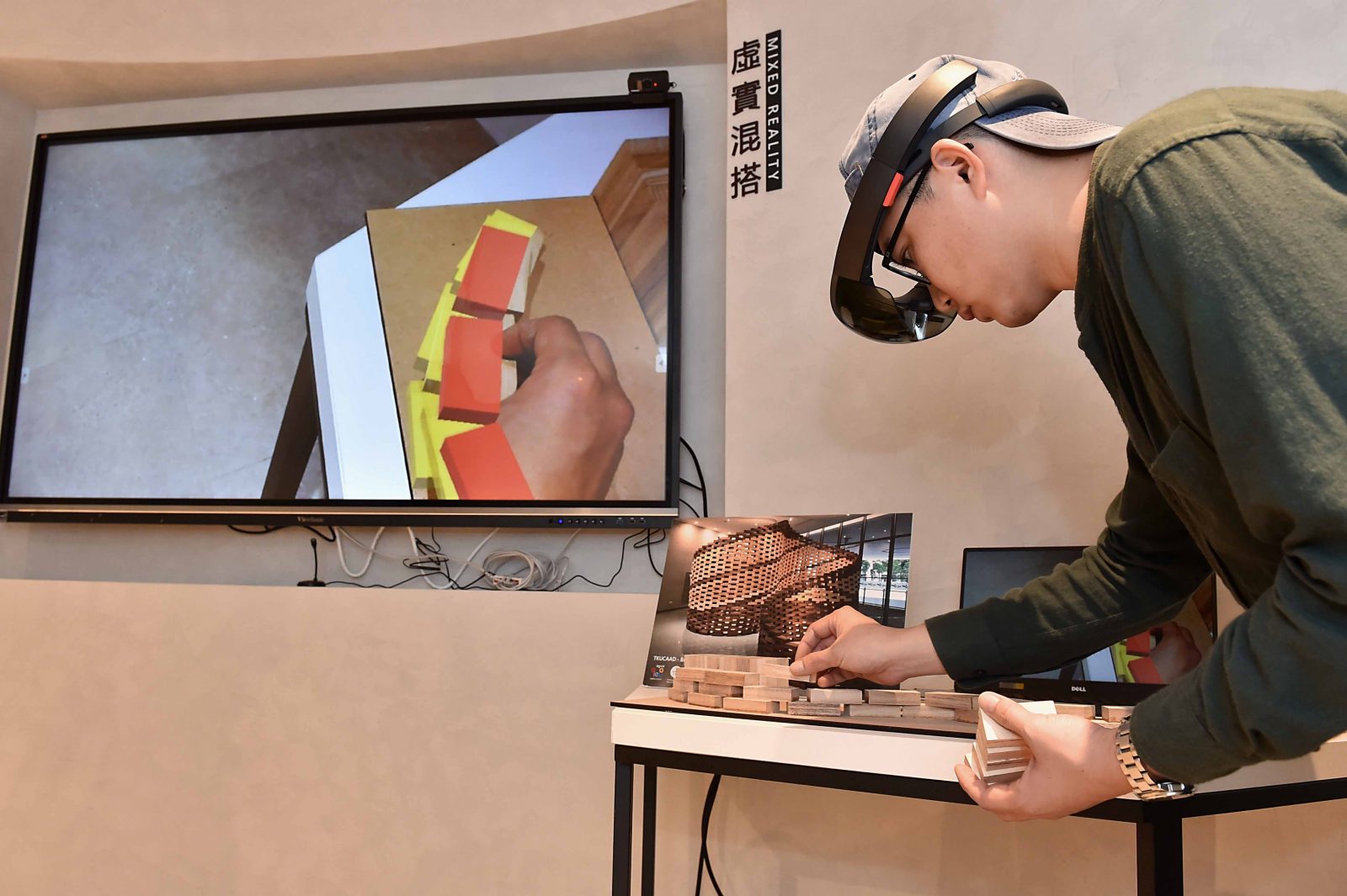 淡江大學新設立的AI創智學院中，結合微軟HoloLens混合實境裝置，讓學生們得以透過沉浸式體驗模擬真實世界的建築結構，強化學習成果。
