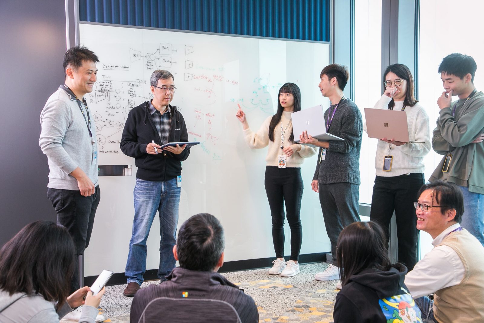 除加速在台打造匯聚全球關鍵技術的軟硬整合研發生態系，微軟亦攜手在地產業戰略夥伴，協助台灣各領域運用AI轉型升級。