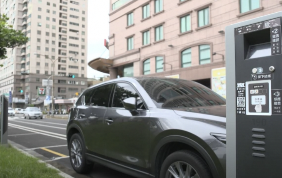 臺南市政府攜手宏碁智通及台灣微軟三方合作，在微軟Azure打造以AI人工智慧、IoT物聯網為基礎的智慧路邊停車服務，從交通開始實現智慧城市願景。