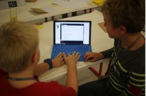 zwei Kinder welche das Surface tablet erkunden