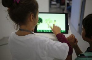 zwei Kinder welche das Surface tablet erkunden